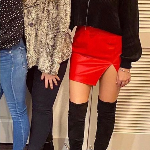 Superdown bright red high slit faux leather skirt size small - Picture 1 of 4